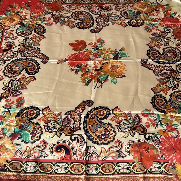 R-1687- Women's Scarf Red Cream Colors NWT - Picture 2 of 9